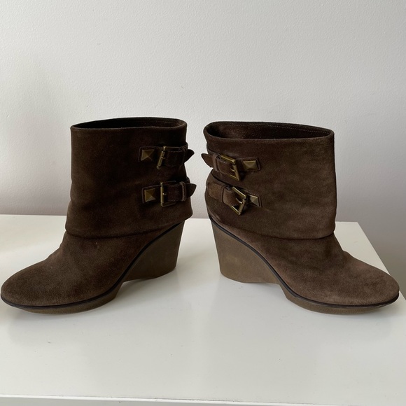 B Makowsky Brown Suede Wedge Boots with Buckles - Picture 6 of 12